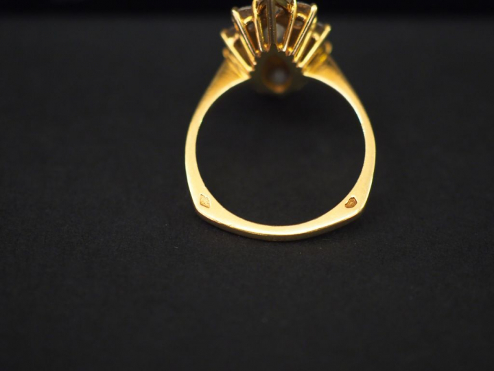 Ensemble comprenant :  - une bague de forme marguerite en or jaune, se