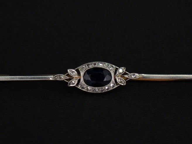 Broche barrette de style Louis XVI en or jaune, à décor d’un motif cen