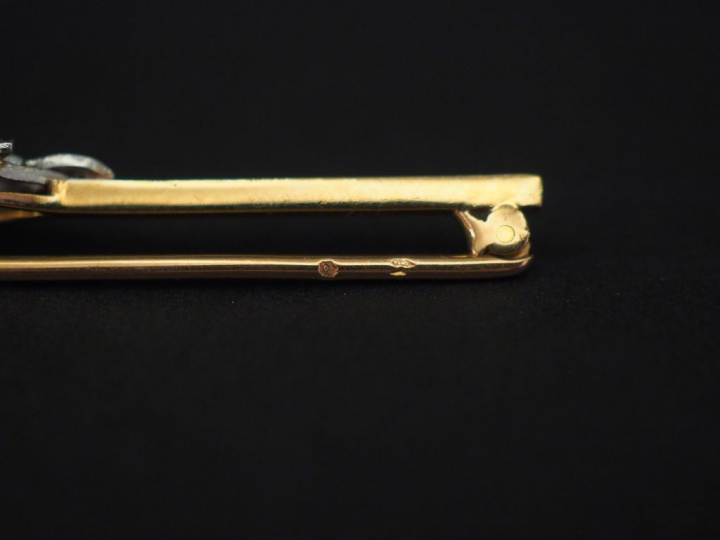 Broche barrette de style Louis XVI en or jaune, à décor d’un motif cen