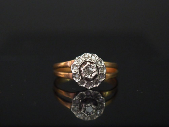 Bague de forme marguerite en or jaune, sertie de petits éclats de diam