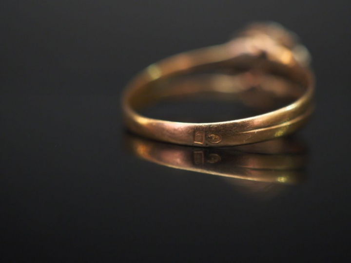 Bague de forme marguerite en or jaune, sertie de petits éclats de diam