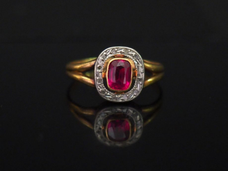 Vente aux enchères Bague en or jaune, sertie en son centre d'une pierre rose entourée d'u