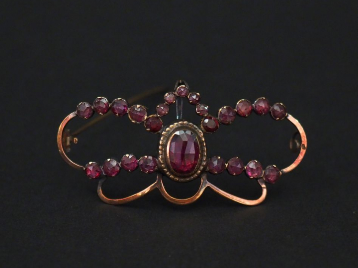 Broche/pendentif en or jaune et pierres de couleurs, en forme de motif