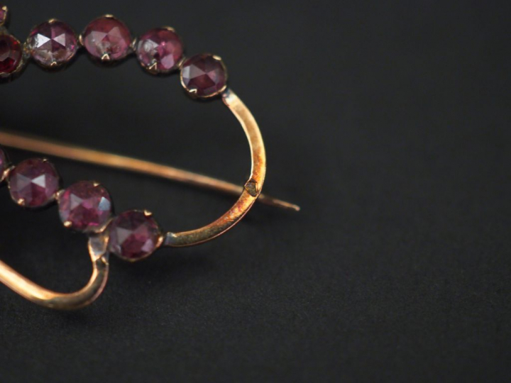 Broche/pendentif en or jaune et pierres de couleurs, en forme de motif