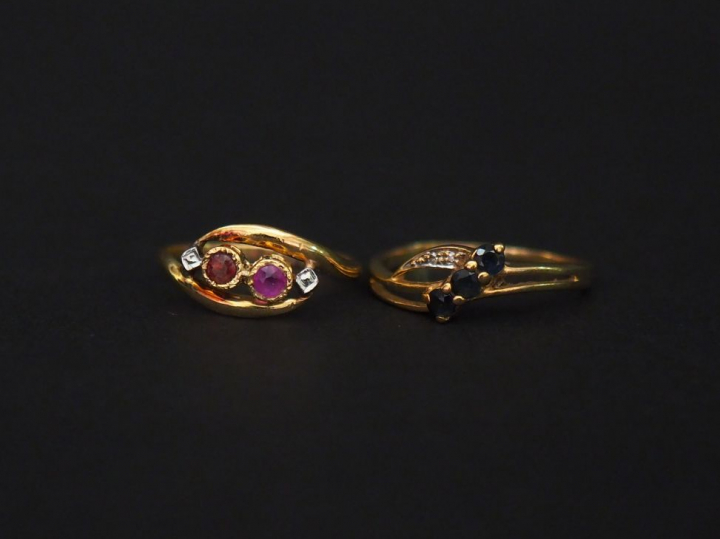 Ensemble comprenant :  - une bague de forme stylisée en or jaune, sert