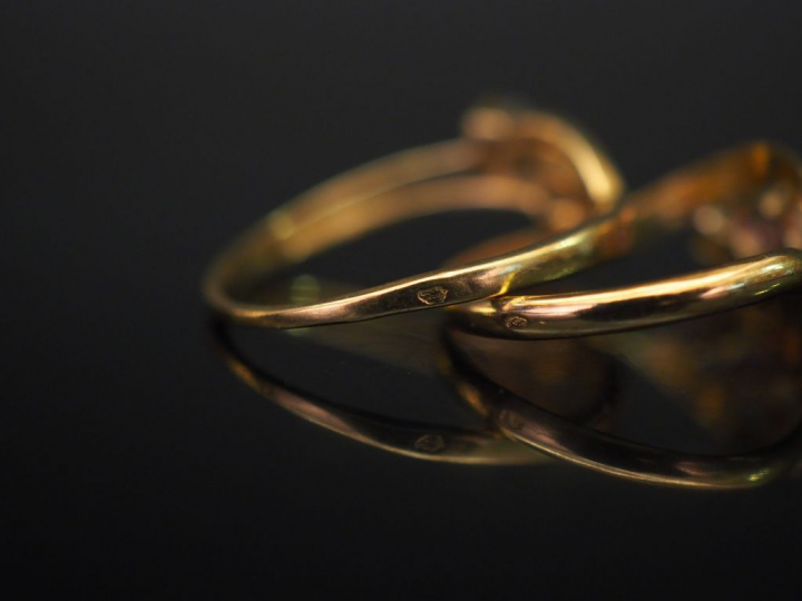 Ensemble comprenant :  - une bague de forme stylisée en or jaune, sert