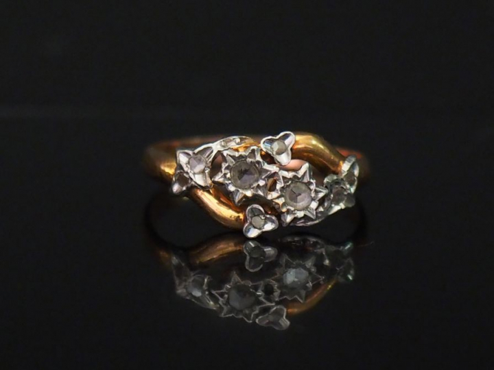 Bague en or jaune, à décor de motif feuillagé, sertie d'éclats de diam