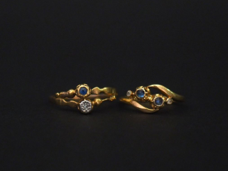 Vente aux enchères Ensemble comprenant :  - une bague en or jaune, sertie de deux pierres