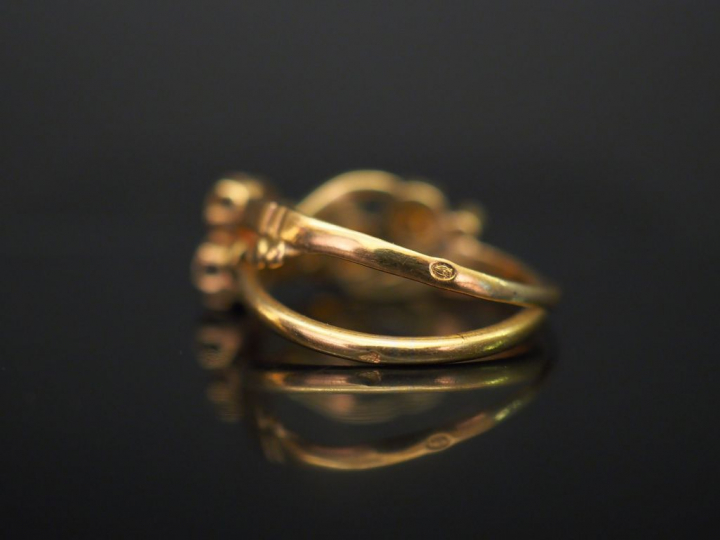 Ensemble comprenant :  - une bague en or jaune, sertie de deux pierres