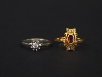 Vente aux enchères Ensemble comprenant :  - une bague solitaire en platine, sertie en son