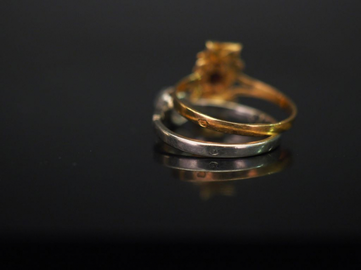 Ensemble comprenant :  - une bague solitaire en platine, sertie en son