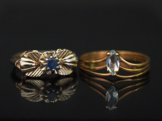 Vente aux enchères Ensemble comprenant : - une bague en or blanc en forme de nœud, sertie