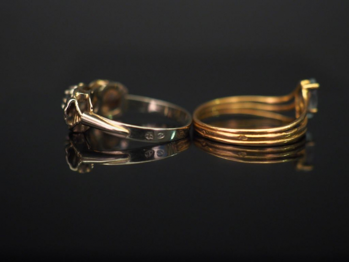 Ensemble comprenant : - une bague en or blanc en forme de nœud, sertie