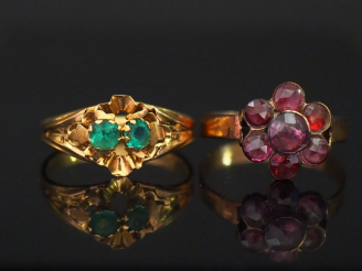 Vente aux enchères Ensemble comprenant :  - une bague de forme marguerite en or jaune, se