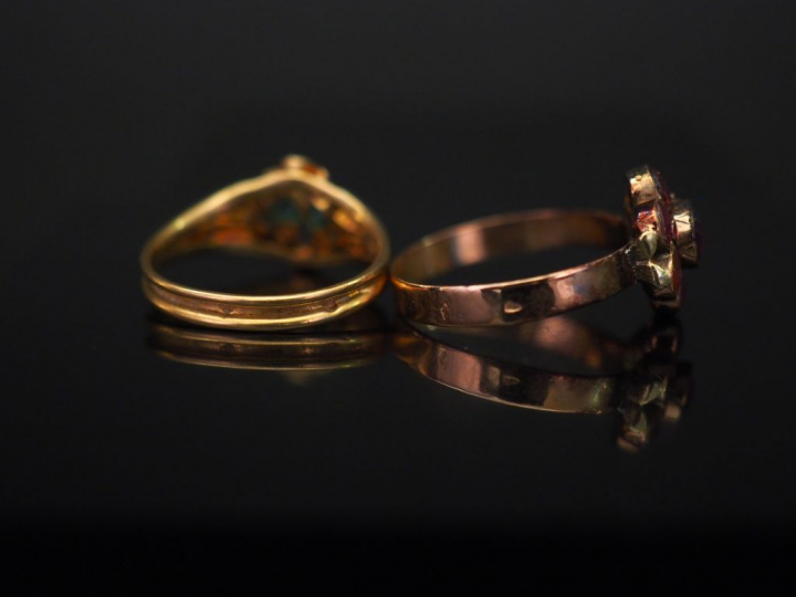 Ensemble comprenant :  - une bague de forme marguerite en or jaune, se