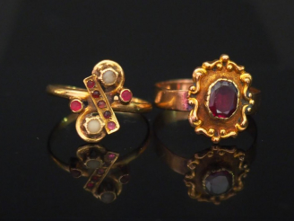 Vente aux enchères Ensemble comprenant :  - une bague en or jaune, à décor de cartouche s