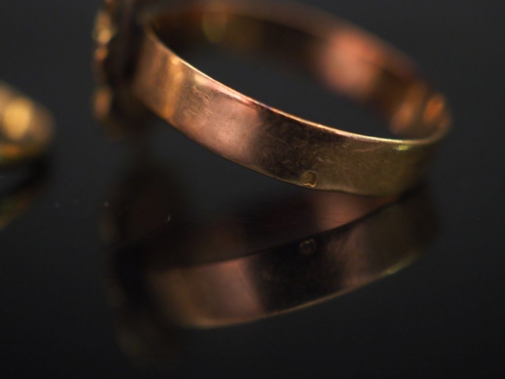 Ensemble comprenant :  - une bague en or jaune, à décor de cartouche s