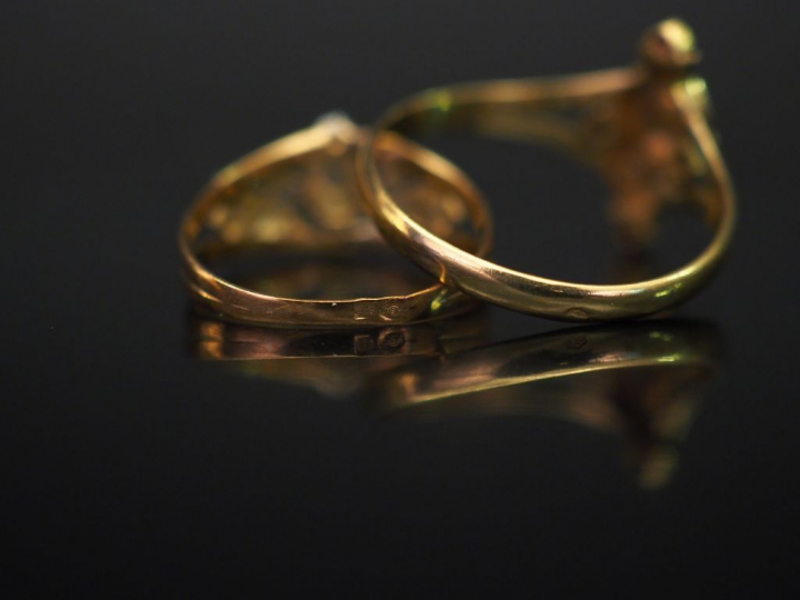 Ensemble comprenant :  - une bague de forme marquise en or jaune, sert