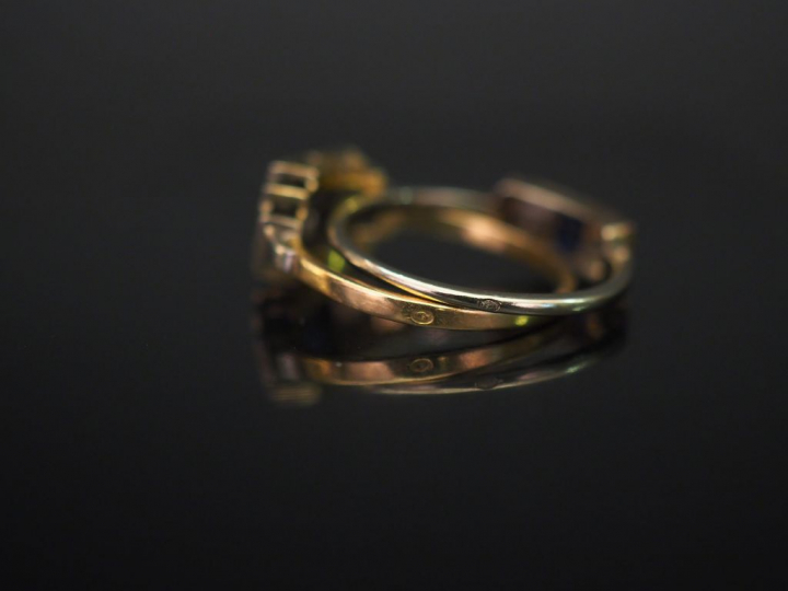 Ensemble comprenant : - une bague de style Art déco en or, sertie en s