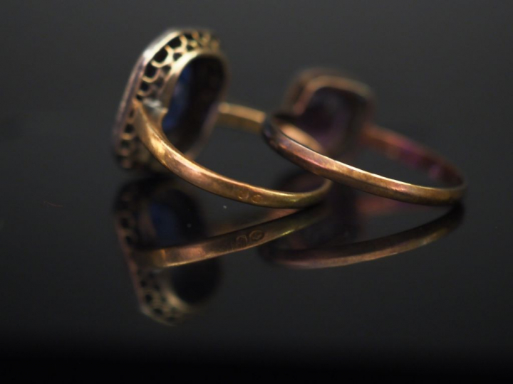 Ensemble comprenant :  - une bague de style Art déco en or jaune et ar