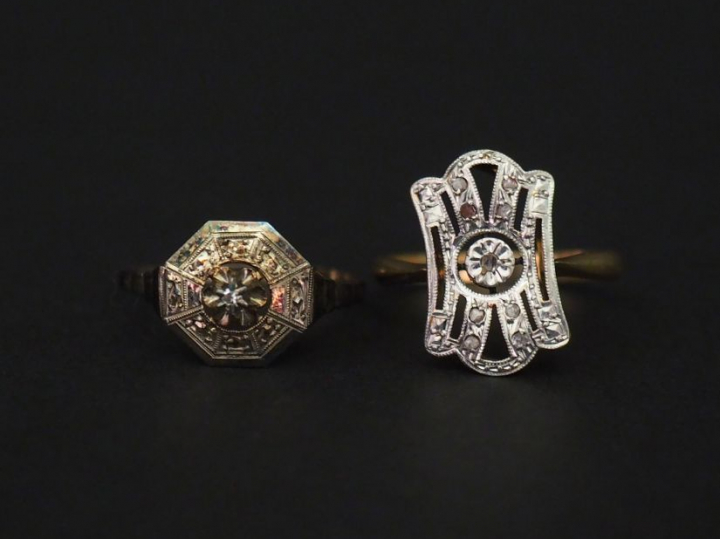 Ensemble comprenant :  - une bague ajourée de style Art déco en or bla