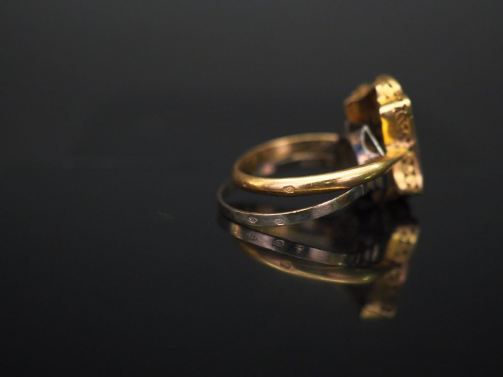 Ensemble comprenant :  - une bague ajourée de style Art déco en or bla