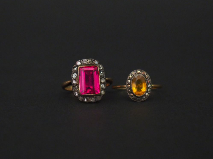 Ensemble comprenant :  - une bague de forme marguerite en or jaune et 