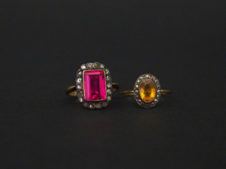 Vente aux enchères Ensemble comprenant :  - une bague de forme marguerite en or jaune et 