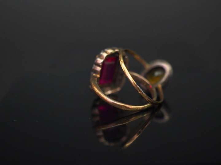 Ensemble comprenant :  - une bague de forme marguerite en or jaune et 