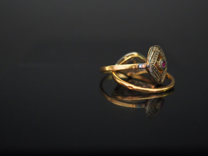 Ensemble comprenant :  - une bague ajourée en or jaune, sertie en son 