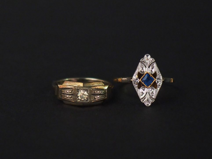 Ensemble comprenant :  - une bague en or jaune, sertie en son centre d