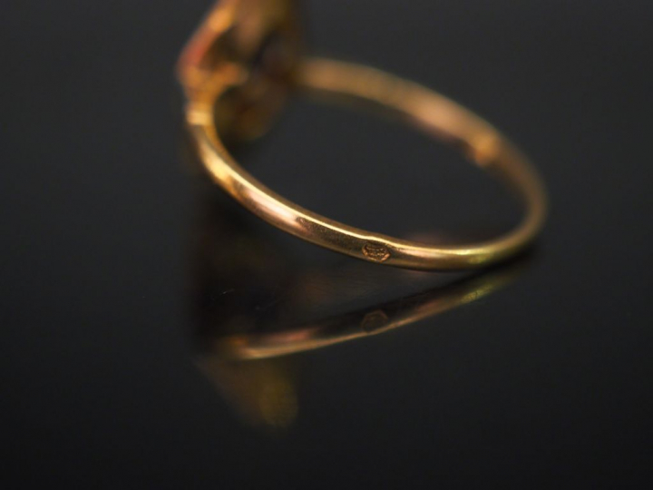 Ensemble comprenant :  - une bague en or jaune, sertie en son centre d