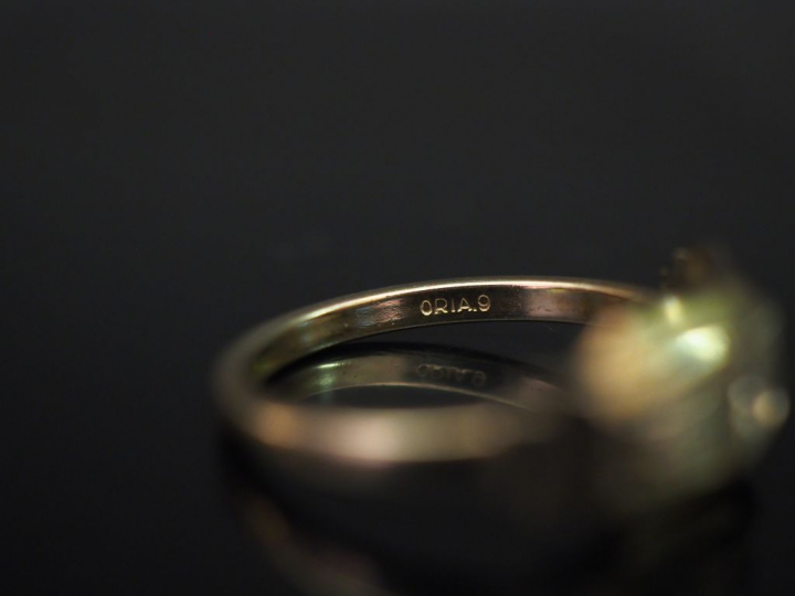 Ensemble comprenant :  - une bague en or jaune, sertie en son centre d