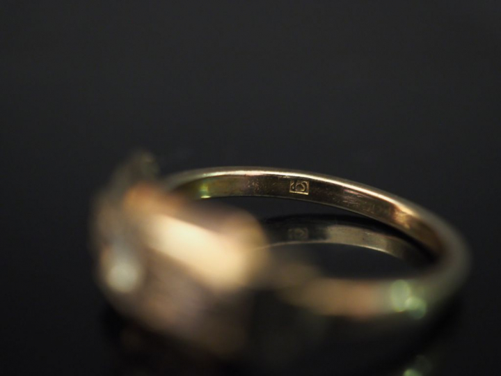 Ensemble comprenant :  - une bague en or jaune, sertie en son centre d