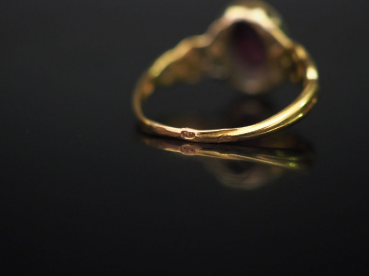 Ensemble comprenant :  - une bague en or jaune, sertie en son centre d