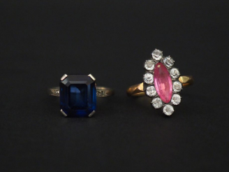 Vente aux enchères Ensemble comprenant :  - une bague marquise en or jaune et argent, ser