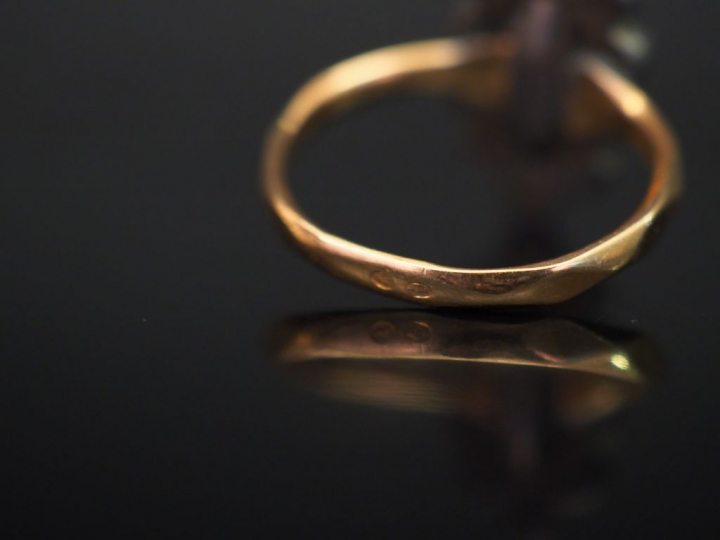 Ensemble comprenant :  - une bague marquise en or jaune et argent, ser