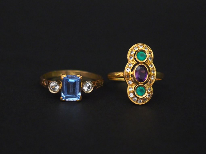 Ensemble comprenant :  - une bague en or jaune, sertie en son centre d