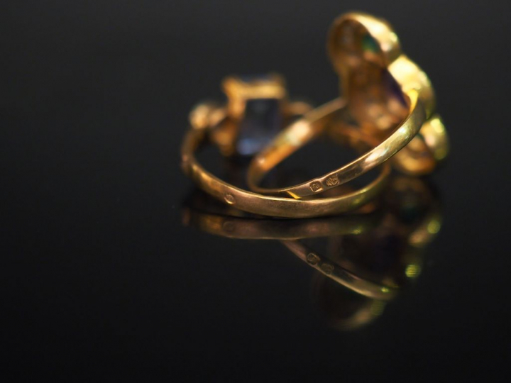 Ensemble comprenant :  - une bague en or jaune, sertie en son centre d