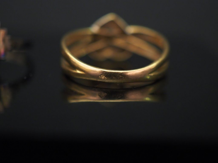 Ensemble comprenant :  - une bague en or jaune composée de deux anneau