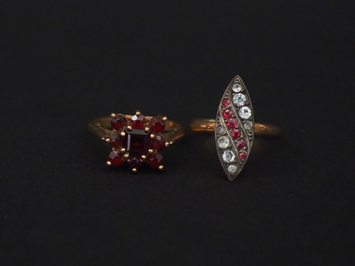 Ensemble comprenant :  - une bague de forme marguerite en or jaune 9k,