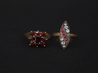 Vente aux enchères Ensemble comprenant :  - une bague de forme marguerite en or jaune 9k,