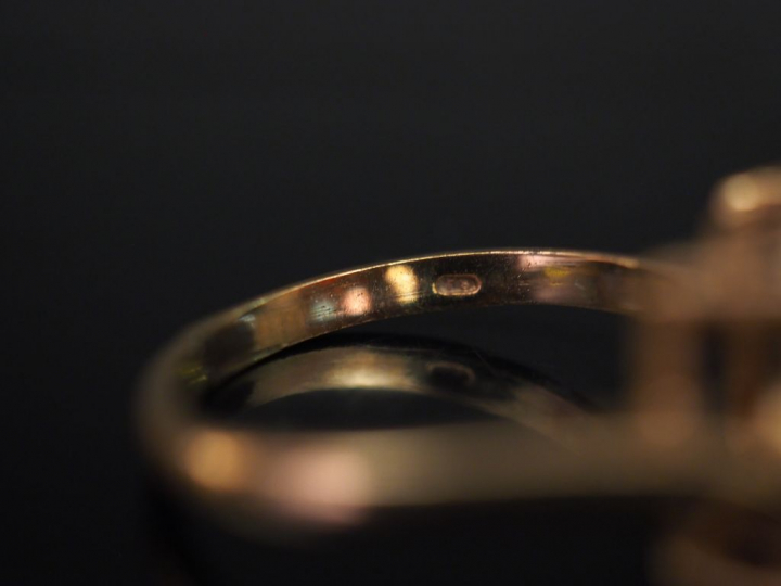 Ensemble comprenant :  - une bague de forme marguerite en or jaune 9k,