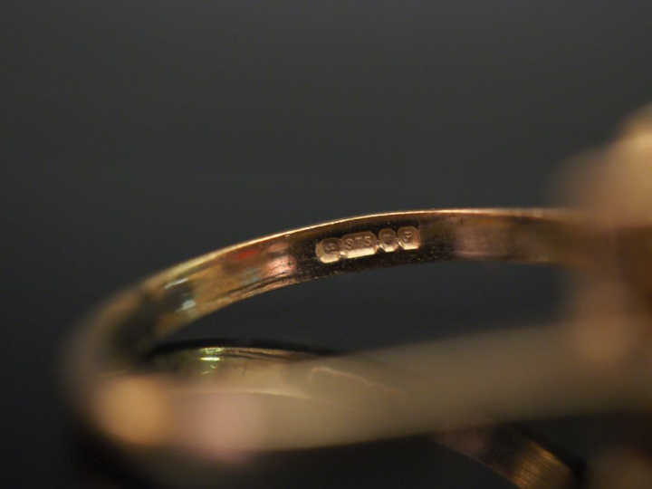 Ensemble comprenant :  - une bague de forme marguerite en or jaune 9k,