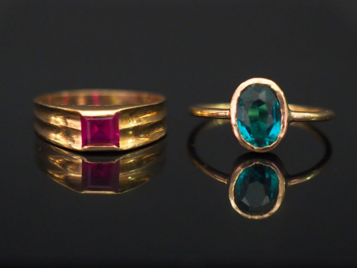 Ensemble comprenant :  - une petite bague en or jaune, sertie en son c