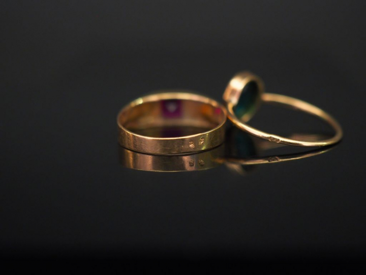 Ensemble comprenant :  - une petite bague en or jaune, sertie en son c