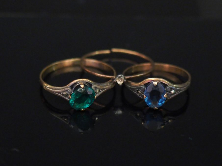 Ensemble comprenant :  - une bague en or jaune et argent, sertie en so