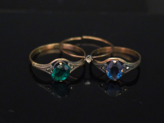 Vente aux enchères Ensemble comprenant :  - une bague en or jaune et argent, sertie en so