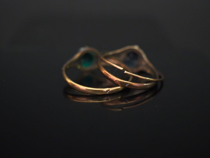 Ensemble comprenant :  - une bague en or jaune et argent, sertie en so