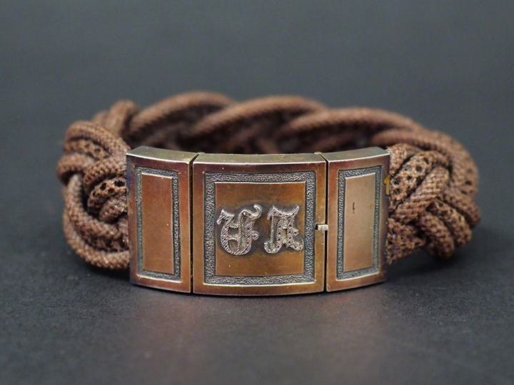 Bracelet XIXème en cheveux tressés. Le fermoir en vermeil, à décor de 